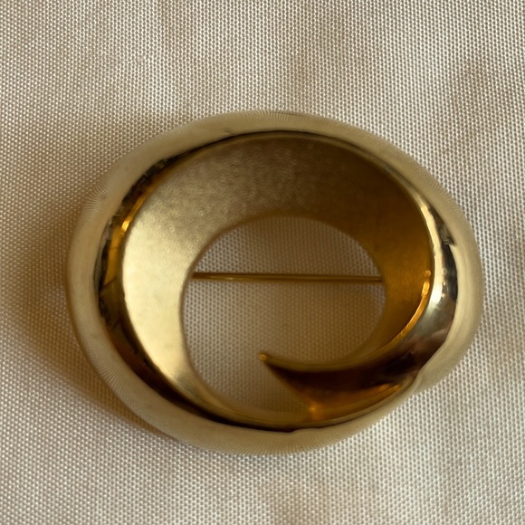 🌟 Givenchy Paris golden brooch